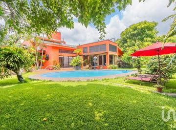 Casa · 432m² · 3 Recámaras · 10 Estacionamientos · Casa en Venta en Cuernavaca, Morelos