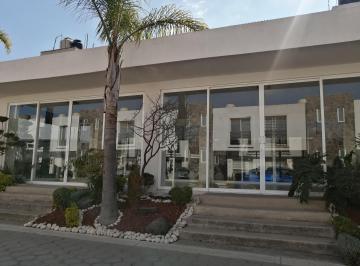 Casa en condominio en Renta de 3 habitaciones Villa Olímpica · Casa en Renta Atrás de Plaza San Diego con Jardín