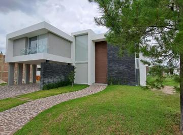 Casa · 399m² · 4 Recámaras · Renta Casa de 4 Recamaras en La Campiña del Bosque Frente a La Casa Club
