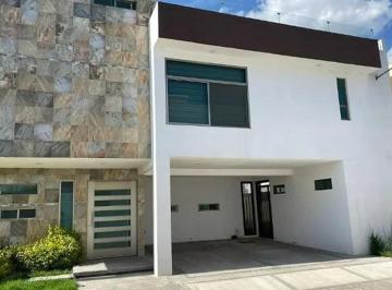 Casa en condominio · 375m² · 3 Recámaras · 2 Estacionamientos · Venta de Casa en Residencial Terrantia en Metepec