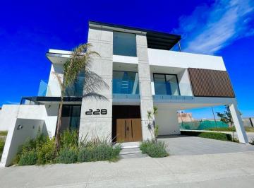 Casa de 4 habitaciones, Aguascalientes · Casa en Venta en Aguascalientes en Tamarindos en Esquina Excelentes Acabados