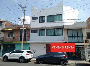 Casa de 6 habitaciones, Morelia · Casa en Venta o Renta Consultorio Comida Farmacia Cuartos a un Lado del Estadio Invierte Plusvalía