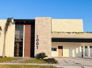Casa · 408m² · 4 Recámaras · 3 Estacionamientos · Venta de Casa con Recámaras en Planta Baja en Marina de Punta Tiburón