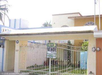 FACHADA 1 · Casa en Av Veracruz, Col Petrolera