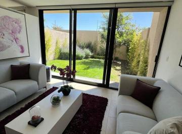 Casa · 121m² · 3 Recámaras · 2 Estacionamientos · Casa en Venta en Altos Juriquilla