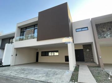Casa · 471m² · 3 Recámaras · 3 Estacionamientos · Casa en Venta en La Joya Residencial