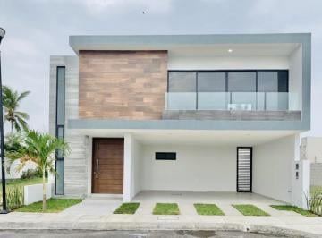 Casa · 250m² · 3 Recámaras · 2 Estacionamientos · Venta de Casa con Alberca en Lomas Diamante