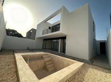 Casa · 292m² · 3 Recámaras · 3 Estacionamientos · Casa en Cholul, Yuc. con Piscina, de 3 Cuartos, Cuarto de Servicio y Sala de Tv
