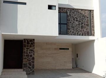 Casa · 325m² · 3 Recámaras · 2 Estacionamientos · Casa con Salón de Juegos