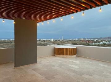Casa · 282m² · 4 Recámaras · 2 Estacionamientos · Con Jacuzzi en Roof y Vista a La Ciudad