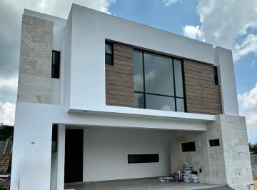 Casa · 390m² · 3 Recámaras · 3 Estacionamientos · Casa en Venta en Pedregal de La Montaña