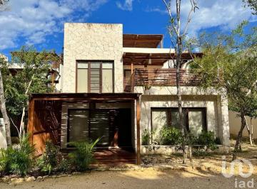 Casa · 272m² · 3 Recámaras · 1 Estacionamiento · Villa de 3 Habitaciones en Venta, Dentro del Fraccionamiento Selva Norte en Tulum