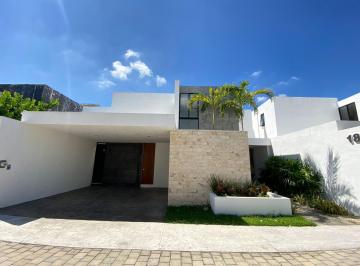 Casa · 300m² · 4 Recámaras · 2 Estacionamientos · Casa en Privada Exclusiva de 20 Casas en Renta