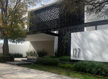 Casa · 467m² · 3 Recámaras · 3 Estacionamientos · Espectacular y Exclusiva Casa en Tierra Verde con Habitacion en Planta Baja