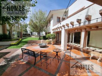Casa · 764m² · 4 Recámaras · 3 Estacionamientos · Hermosa y Lujosa Casa en Venta Fraccionamiento Villantigua