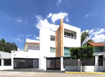 Casa · 667m² · 5 Recámaras · 2 Estacionamientos · Casa en Venta Jardines de Zavaleta, Magníficos Accesos, Cerca del Centro, Puebla