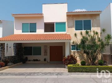Casa · 389m² · 3 Recámaras · 2 Estacionamientos · Residencial en Jiutepec Precio a Tratar
