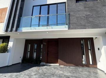 Casa en condominio · 300m² · 4 Recámaras · 2 Estacionamientos · Casa en Venta, La Cima, Zapopan. Coto G.