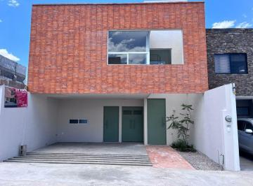 Casa · 207m² · 3 Recámaras · 2 Estacionamientos · Con Oficina y Roof Garden en Privada con Vigilancia