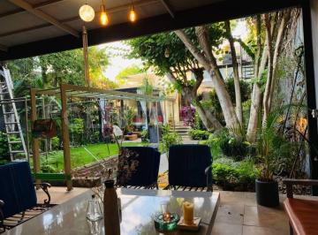 Casa · 370m² · 4 Recámaras · 3 Estacionamientos · Casa Sola con Alberca y Vigilancia en Venta, Burgos, Temixco Morelos