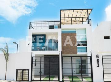 Casa · 230m² · 3 Recámaras · 2 Estacionamientos · Casa de Tres Niveles con Terraza y Alberca en Ensenada - (4)
