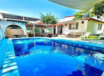 Casa de 4 habitaciones, Jojutla · ¡Casa de un Nivel con Vista Al Lago de Tequesquitengo, Alberca y Jardín!
