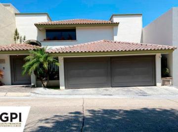 Casa · 441m² · 3 Recámaras · 3 Estacionamientos · Casa en Venta Jardines del Campestre León Gto