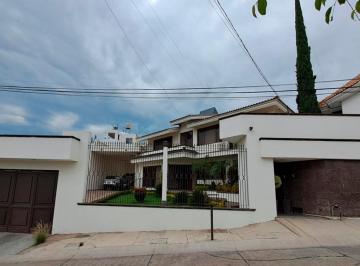 Casa · 655m² · 3 Recámaras · 6 Estacionamientos · Casa en Venta Villas del Campestre León Guanajuato