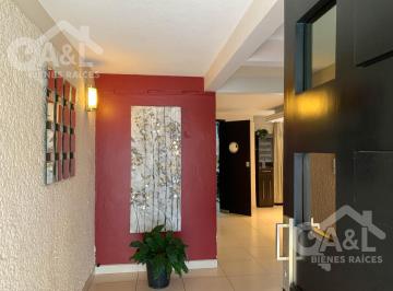 Casa · 358m² · 3 Recámaras · 2 Estacionamientos · Casa en Venta en Fraccionamiento Lomas del Tejar con Jardin
