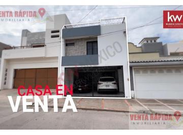 Casa · 242m² · 4 Recámaras · 2 Estacionamientos · Casa en Fraccionamiento Villa Universidad