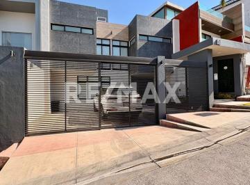 Casa · 330m² · 3 Recámaras · 3 Estacionamientos · Lomas Verdes 6ª Sección | 3 Recámaras con Baño | Jardín con Putting Green | Family Room | Estudio |