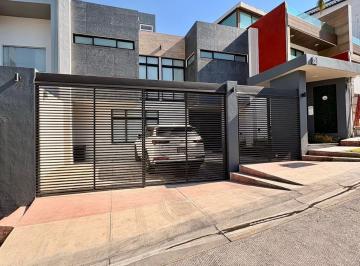 Casa · 330m² · 3 Recámaras · 3 Estacionamientos · Lomas Verdes 6ª Sección | 3 Recámaras con Baño | Jardín con Putting Green | Family Room | Estudio |
