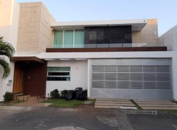 Casa · 372m² · 3 Recámaras · 2 Estacionamientos · Casa en Venta con Jardín y Recámara en Planta Baja - Fraccionamiento Lomas del Sol
