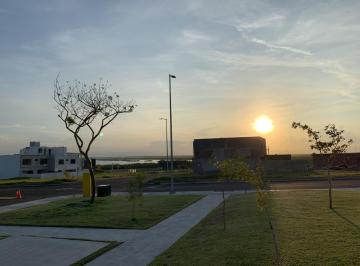 Terreno / Lote · 160m² · Venta de Lote en Esquina y Área Verde en Lomas de La Rioja
