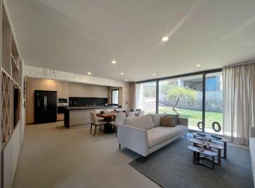 Casa en condominio · 280m² · 3 Recámaras · 3 Estacionamientos · Casa con Acabados de Lujo, en Altozano, El Querétaro Moderno