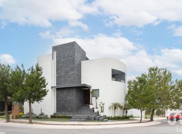 Casa · 434m² · 4 Recámaras · 2 Estacionamientos · Residencia en Venta en Club de Golf La Loma San Luis Potosi