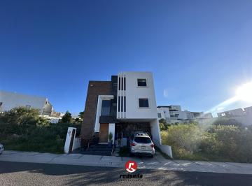 Casa · 240m² · 3 Recámaras · 2 Estacionamientos · Casa en La Ceiba 2