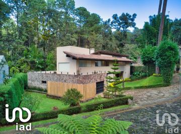 Casa · 700m² · 4 Recámaras · 6 Estacionamientos · Casa en Venta con Vigilancia en Avándaro, Valle de Bravo, Mexico