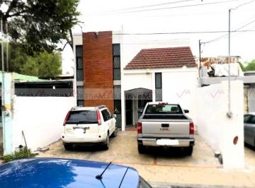 Casa uso de suelo · 285m² · 3 Recámaras · 2 Estacionamientos · Casa con Uso de Suelo en Venta en Monterrey