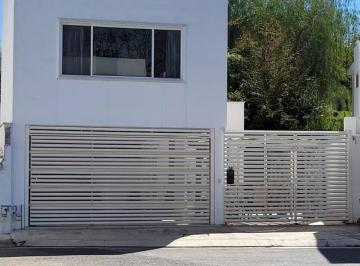 Casa · 330m² · 4 Recámaras · 3 Estacionamientos · Casa en La Lágrima / Zona Sur Mty