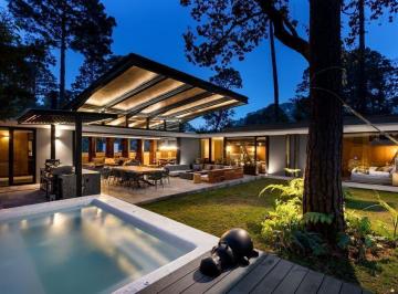 Casa de 4 habitaciones, Valle de Bravo · Casa en Venta en Avandaro