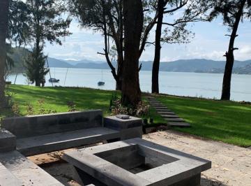 Casa · 700m² · 5 Recámaras · 10 Estacionamientos · Espectacular Casa Moderna en El Lago con Muelle Valle de Bravo
