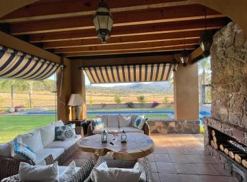 Casa · 600m² · 4 Recámaras · 10 Estacionamientos · Casa de Campo en Zona de Ranchos Acatitlán Valle de Bravo