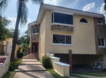 Casa de 4 habitaciones, Zapopan · Casa en Renta en Puerta de Hierro