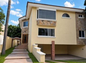 Casa en Renta de 4 habitaciones Puerta de Hierro · Casa en Renta en Puerta de Hierro