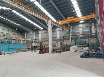Bodega comercial · 1800m² · 8 Estacionamientos · Renta Bodega Atrás Vw