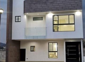 Casa · 220m² · 3 Recámaras · 2 Estacionamientos · Casa en Venta en Fracc Cerrado con Vigilancia por Periferico Sur y Valsequillo