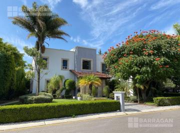 Casa · 650m² · 4 Recámaras · 6 Estacionamientos · Casa en Venta con Alberca y Jacuzzi en El Campanario