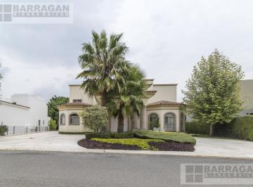 Casa · 850m² · 4 Recámaras · 5 Estacionamientos · Residencia Estilo Americano en El Club de Golf, El Campanario