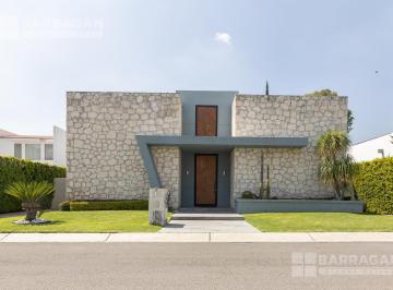 Casa · 1000m² · 4 Recámaras · 4 Estacionamientos · Casa en Venta con Espectacular Vista Al Campo de Golf en El Campanario